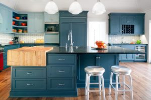 Two-toned kitchen cabinet design with contrasting upper and lower cabinets for a modern and stylish kitchen